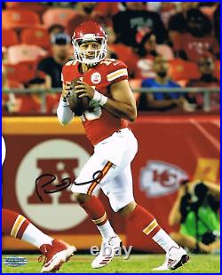 KANSAS CITY CHIEFS PATRICK MAHOMES SIGNED/AUTOGRAPHED 8 X 10 PHOTO WithCOA