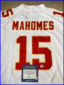 Patrick Mahomes Signed Kansas City Chiefs Jersey Football Framed Graded Card PSA