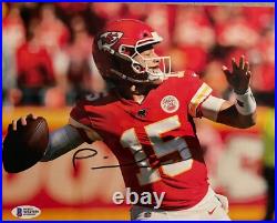 Patrick Mahomes Signed autographed Kansas City Chiefs 8x10 Photo withPROOF BECKETT