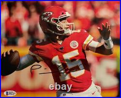 Patrick Mahomes Signed autographed Kansas City Chiefs 8x10 Photo withPROOF BECKETT